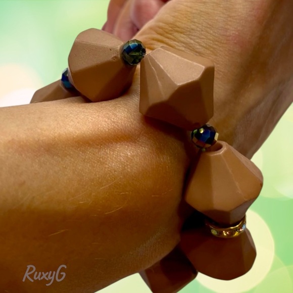 593. Brown Geometric Beaded Bracelet with gold and green accents - Picture 5 of 6